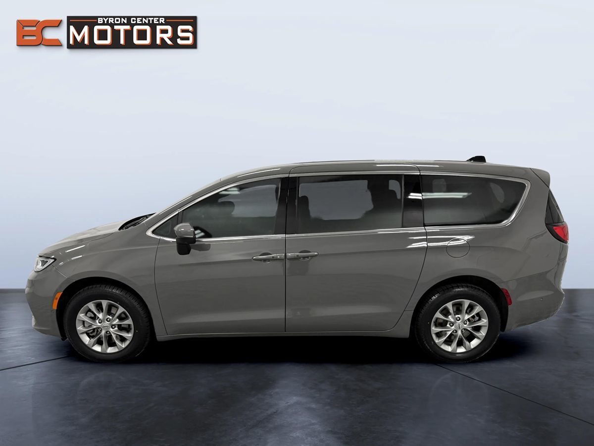 Chrysler Pacifica photo 3