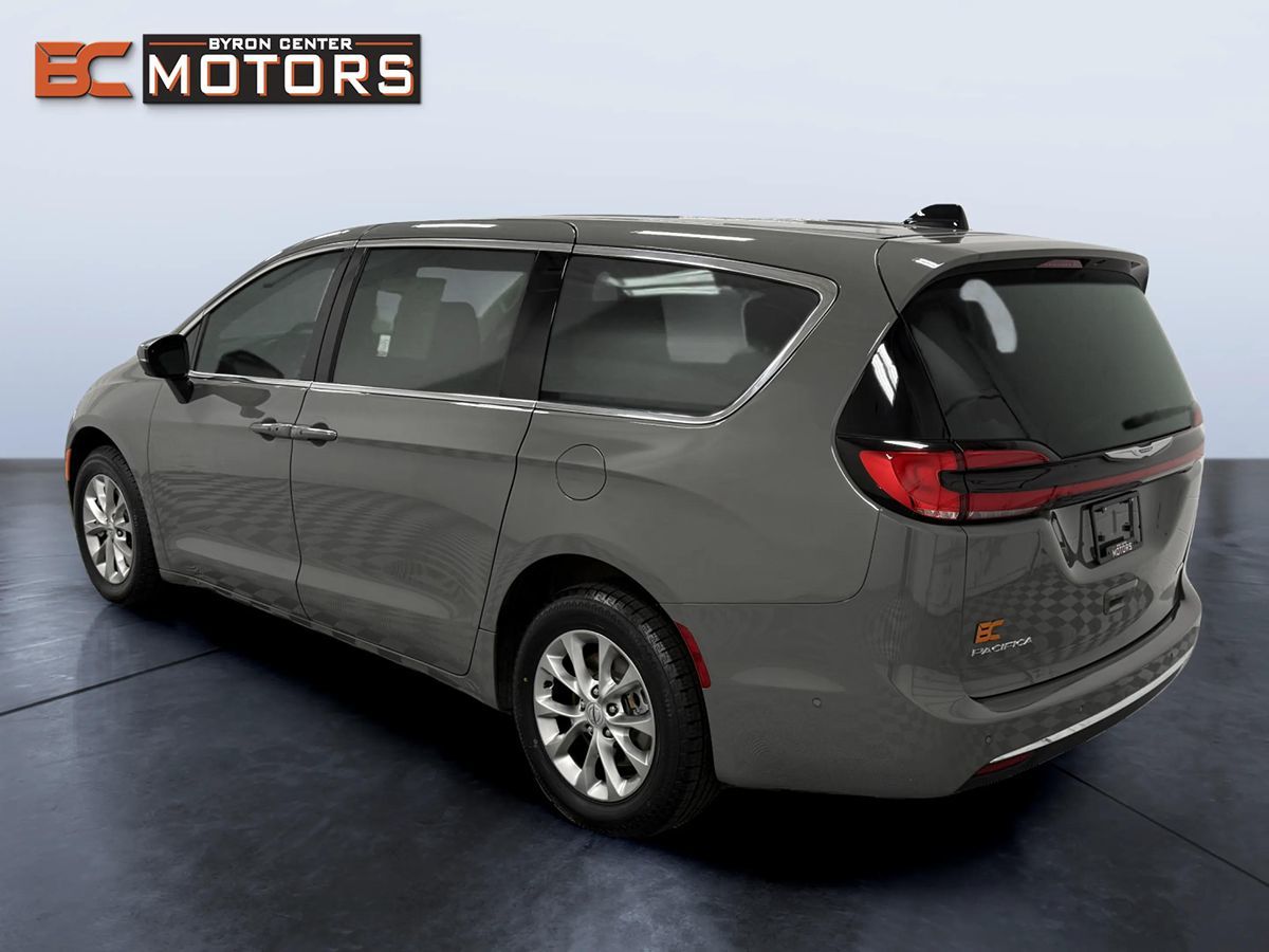 Chrysler Pacifica photo 4
