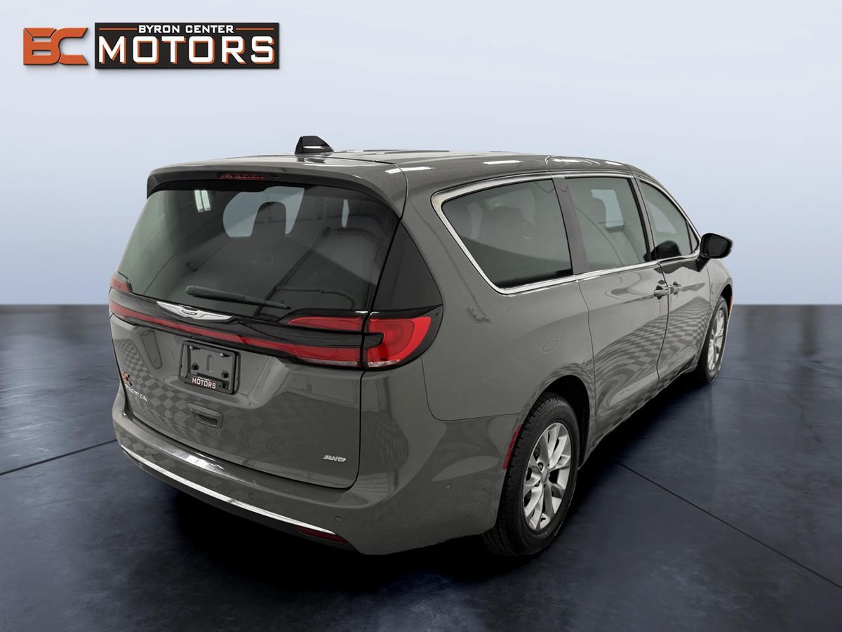 Chrysler Pacifica photo 6