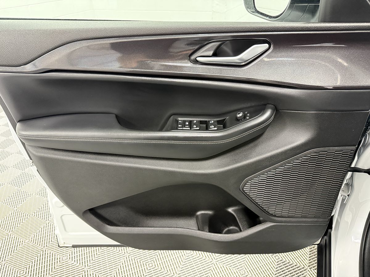 Photo 9 of this Jeep Grand Cherokee L