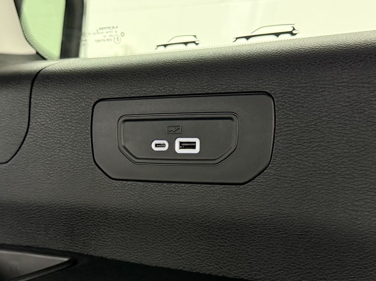 Photo 28 of this Jeep Grand Cherokee L
