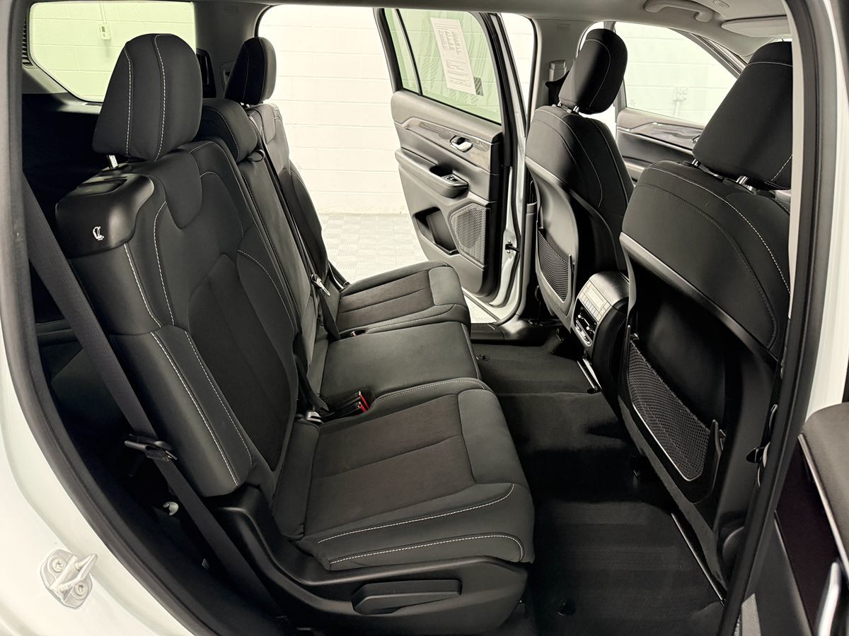 Photo 12 of this Jeep Grand Cherokee L