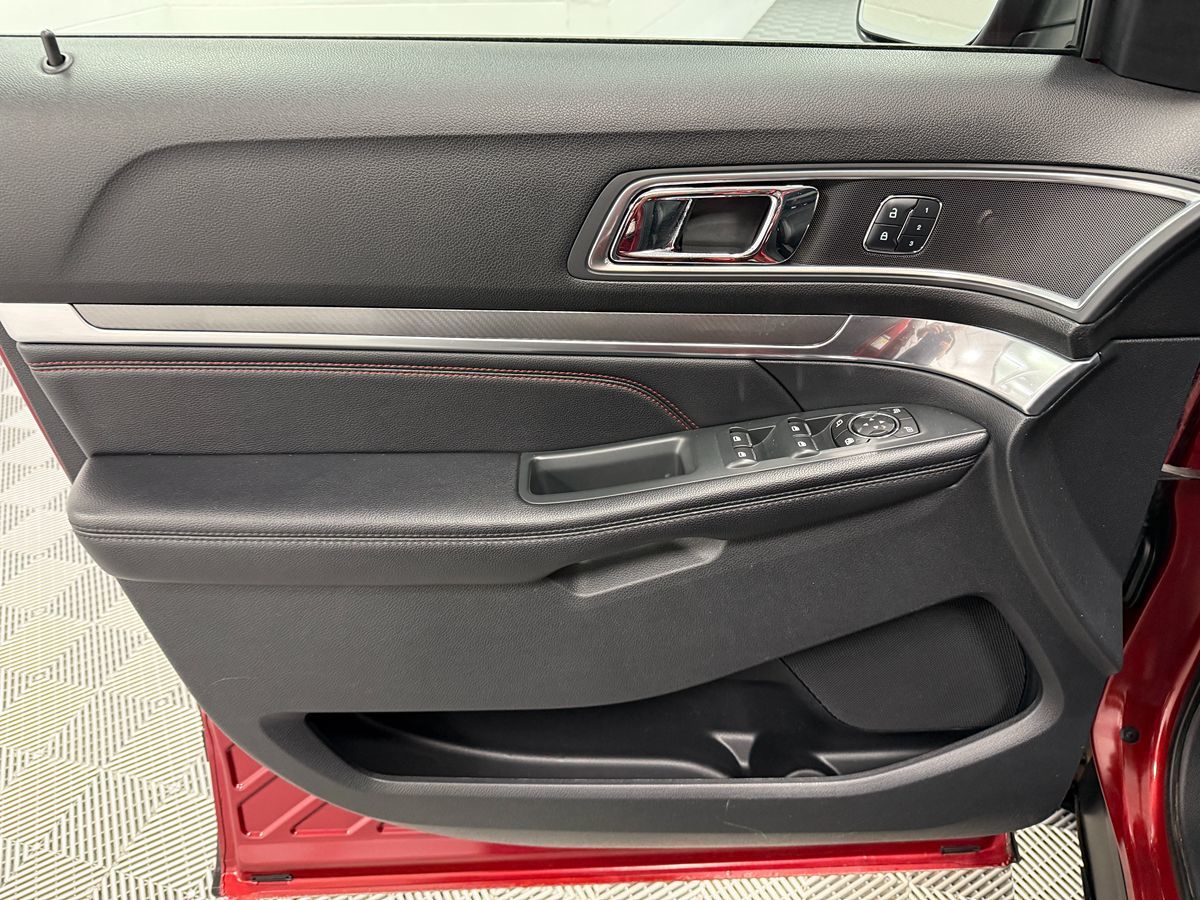 Ford Explorer photo 9