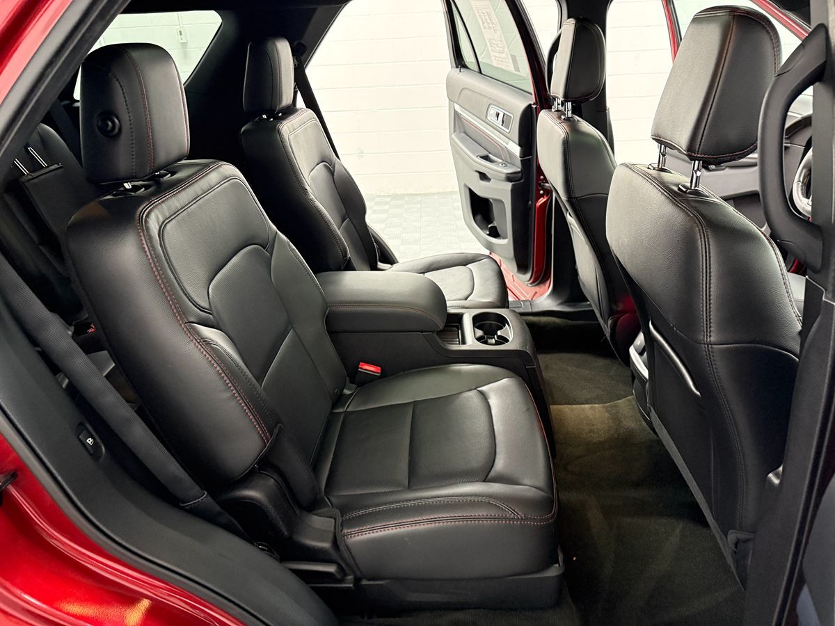 Ford Explorer photo 12