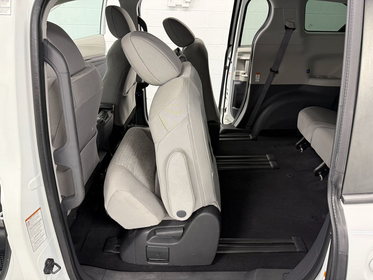 Toyota Sienna photo 15