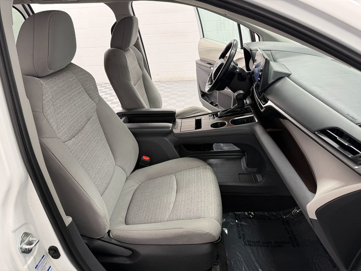 Toyota Sienna photo 16