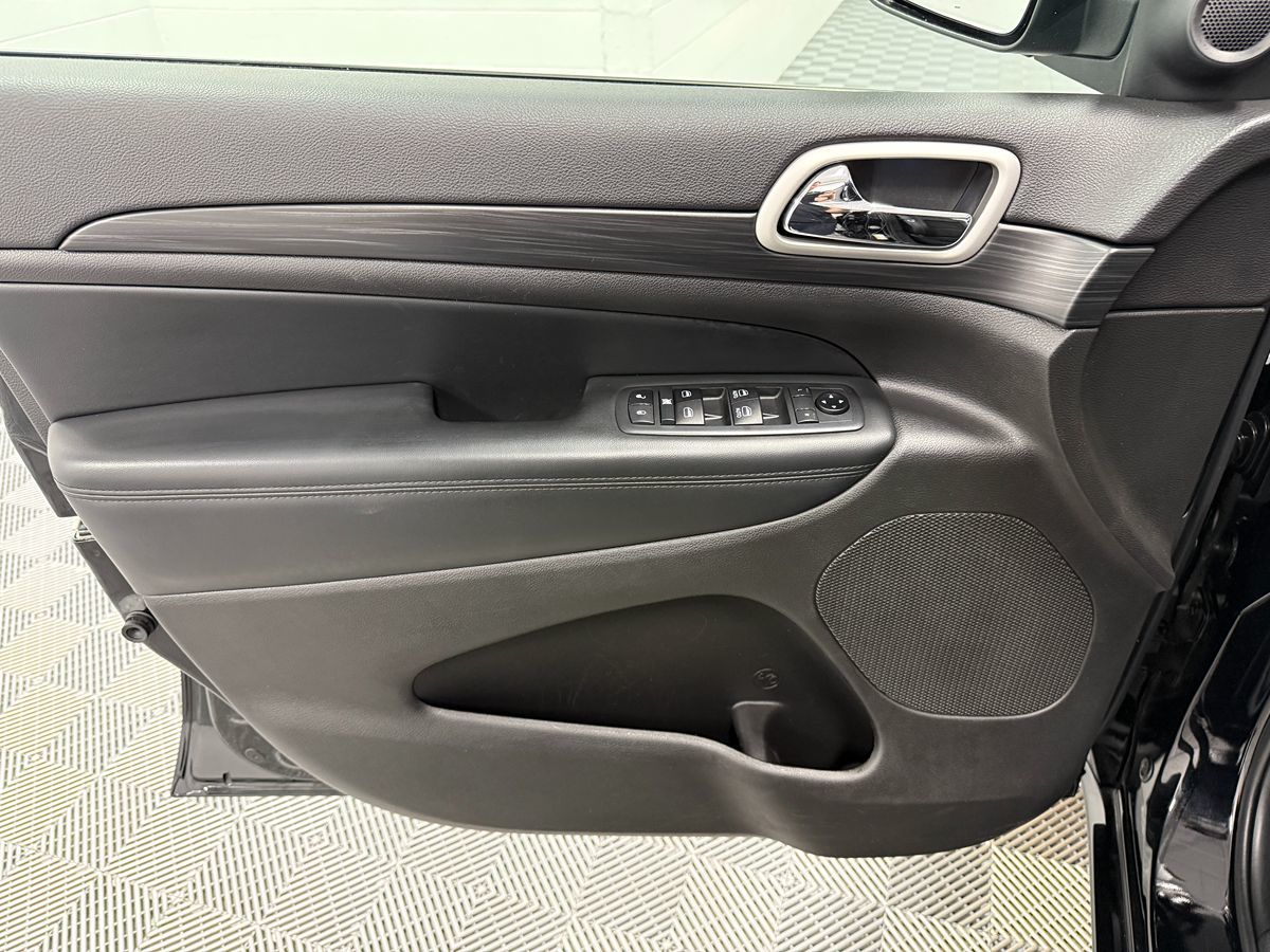 Jeep Grand Cherokee photo 9