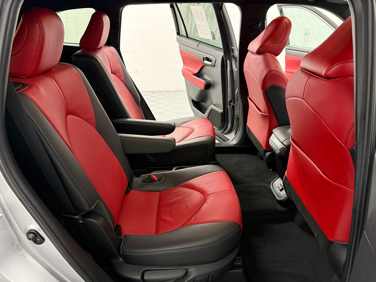 Photo 12 of this Toyota Highlander