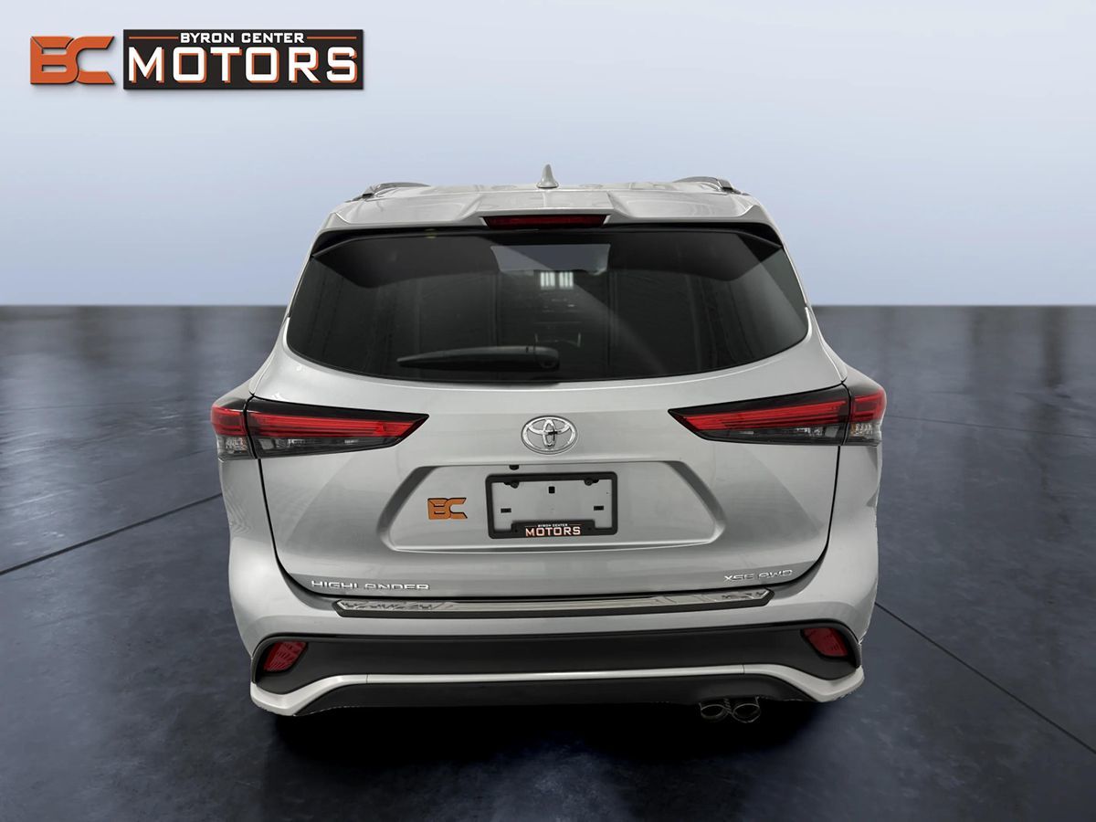 Photo 5 of this Toyota Highlander