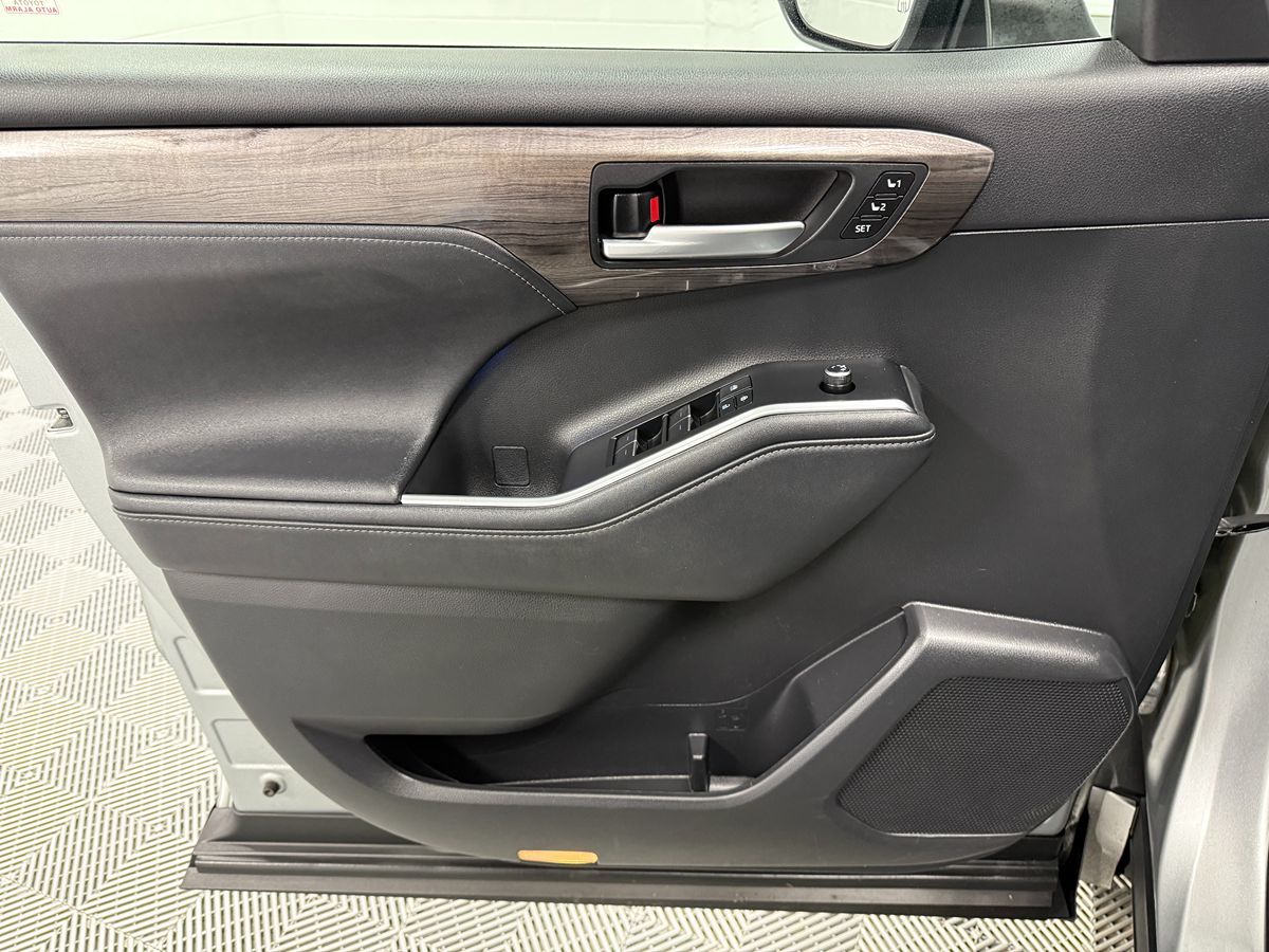 Photo 9 of this Toyota Highlander
