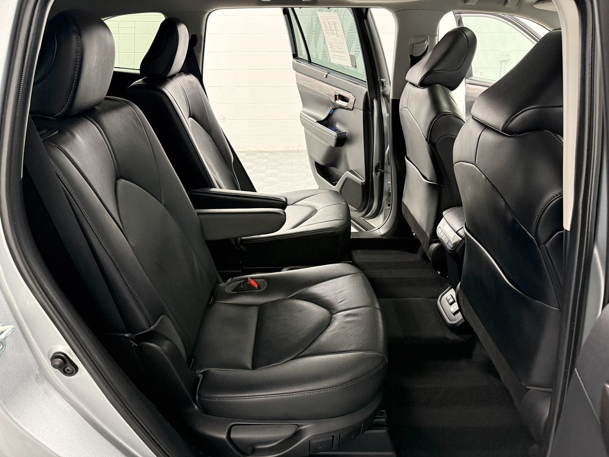 Photo 13 of this Toyota Highlander