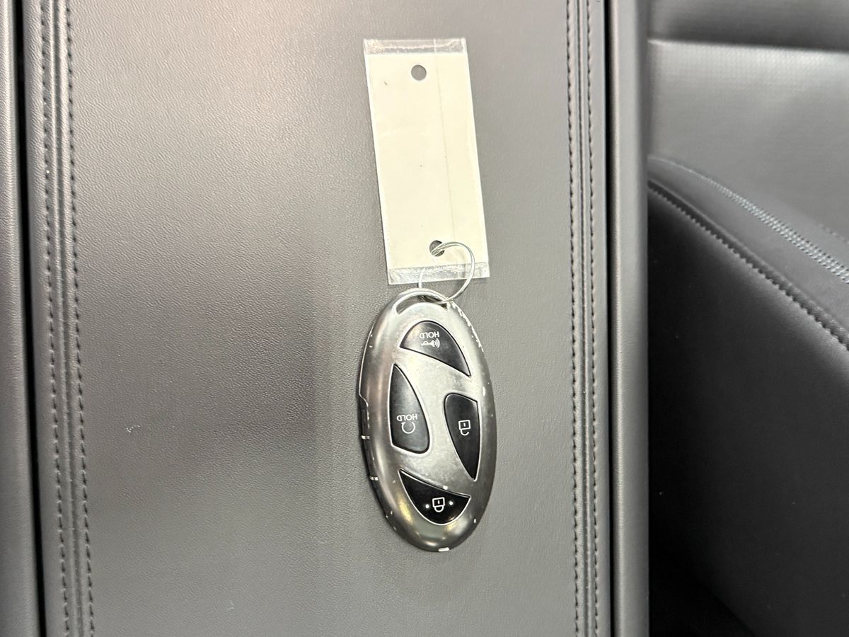 Photo 44 of this Hyundai Santa Fe