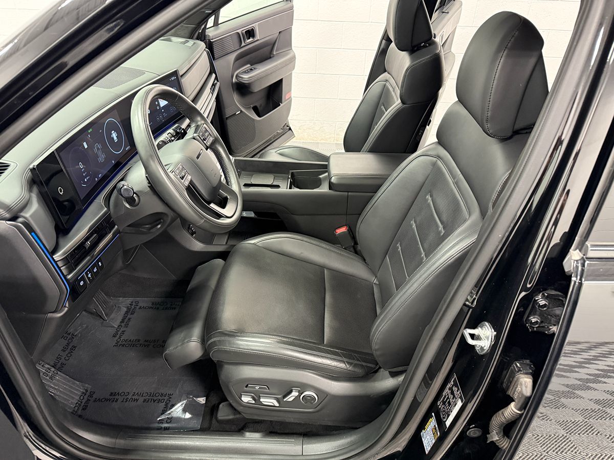 Photo 11 of this Hyundai Santa Fe