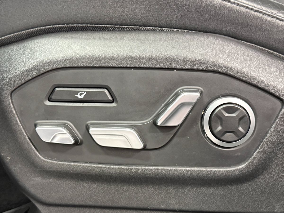 Photo 33 of this Hyundai Santa Fe