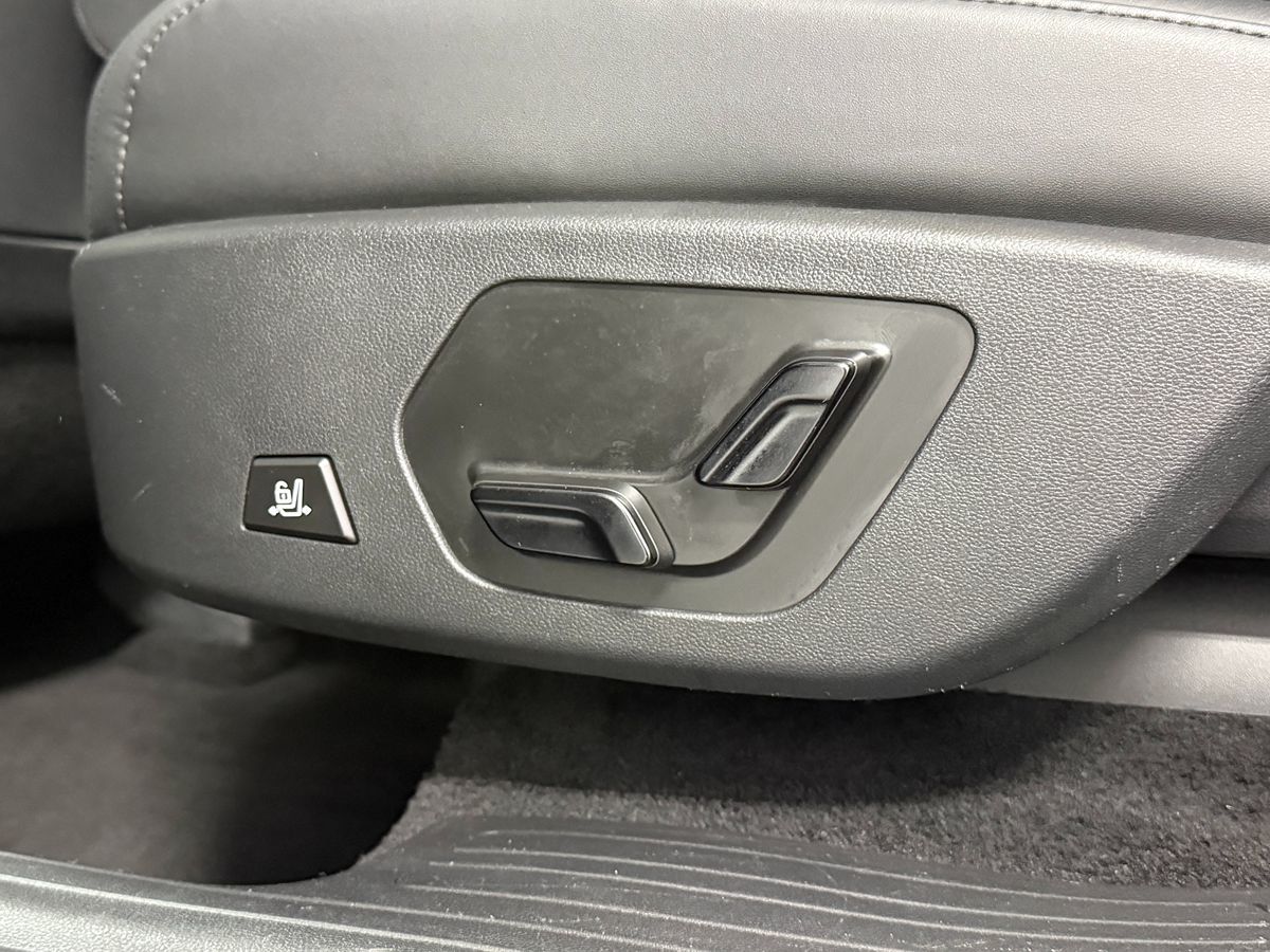 Photo 37 of this Hyundai Santa Fe