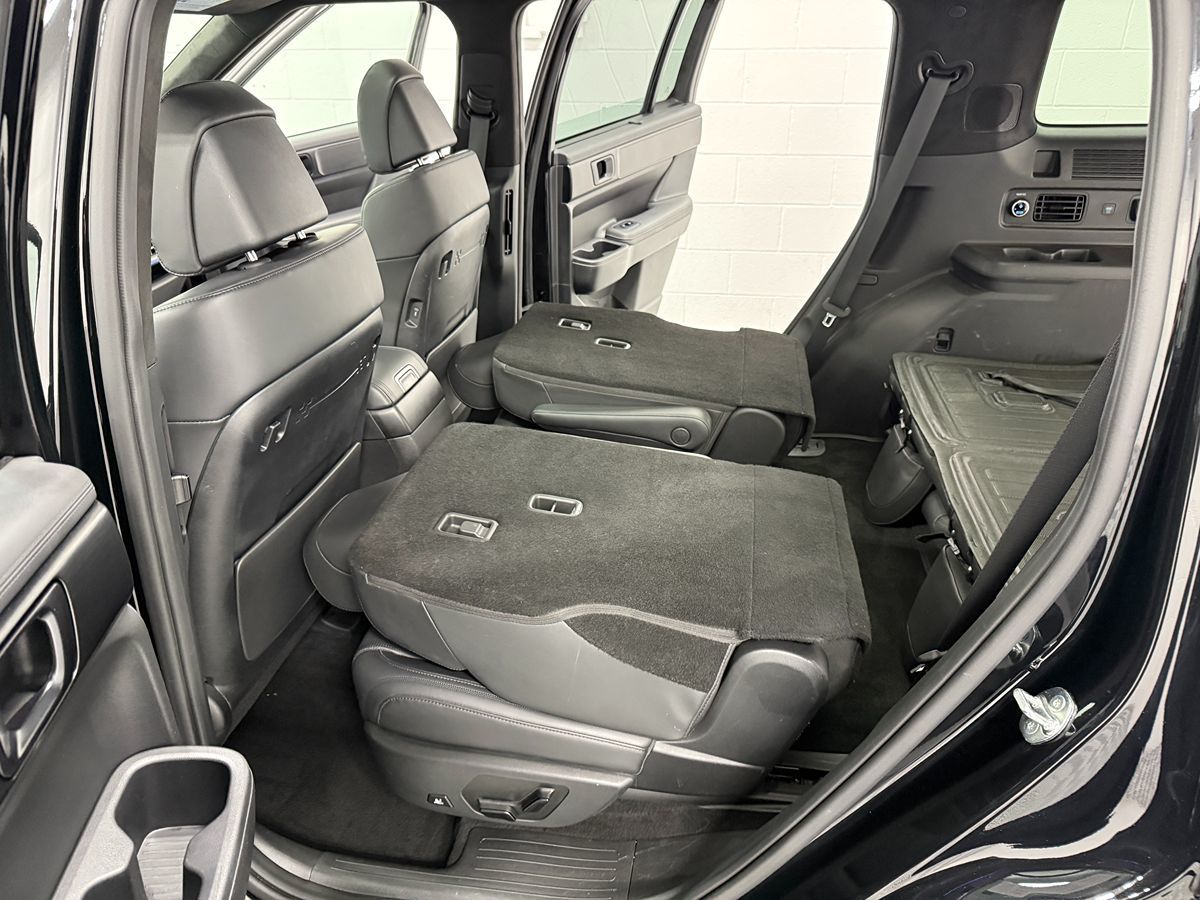Photo 15 of this Hyundai Santa Fe