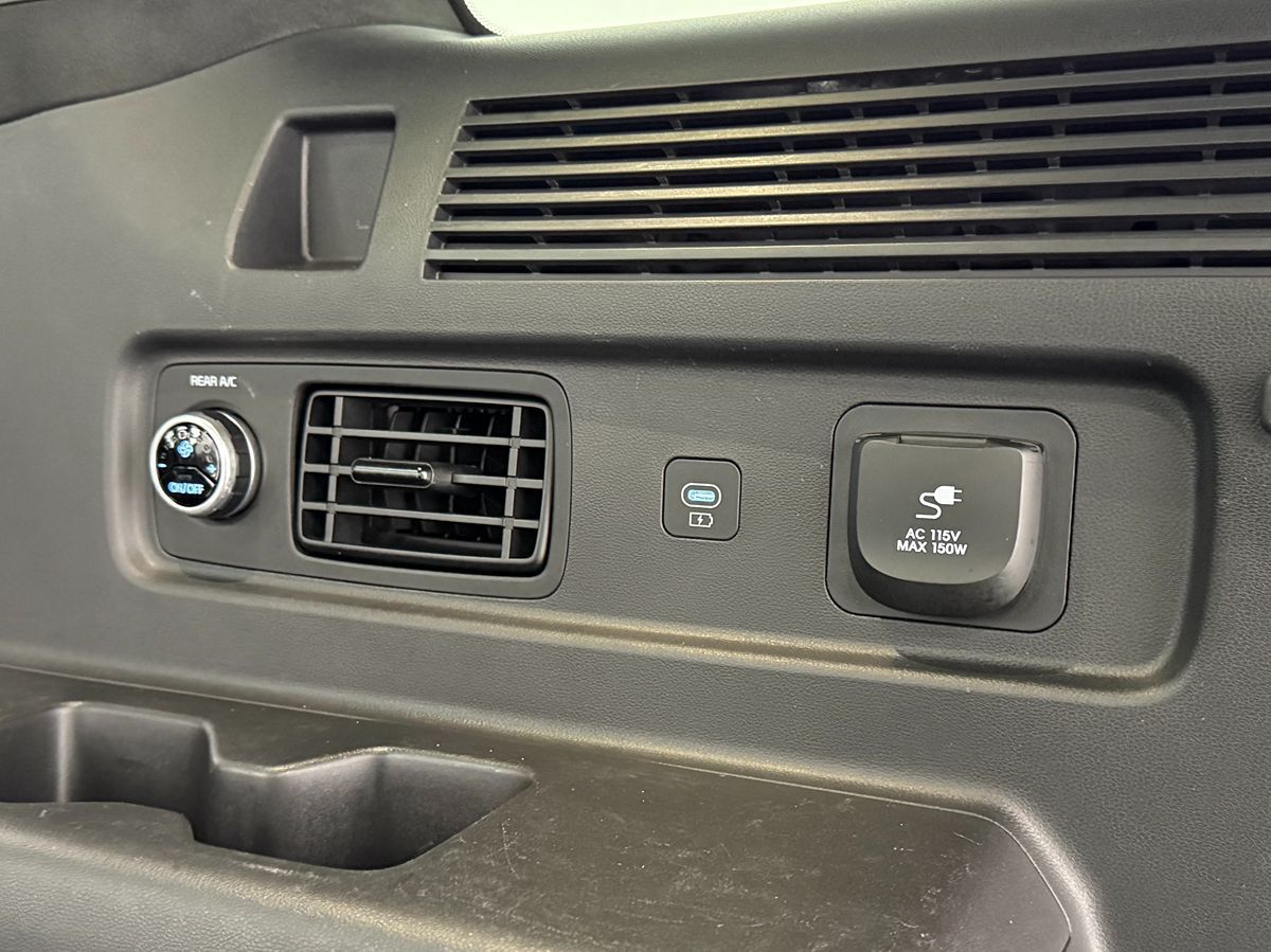 Photo 38 of this Hyundai Santa Fe
