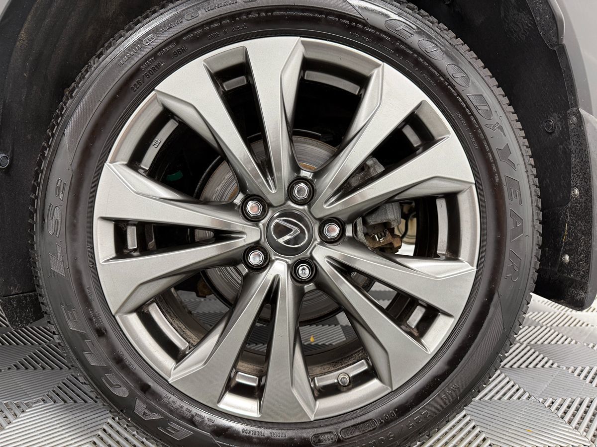 Photo 35 of this Lexus UX 250h