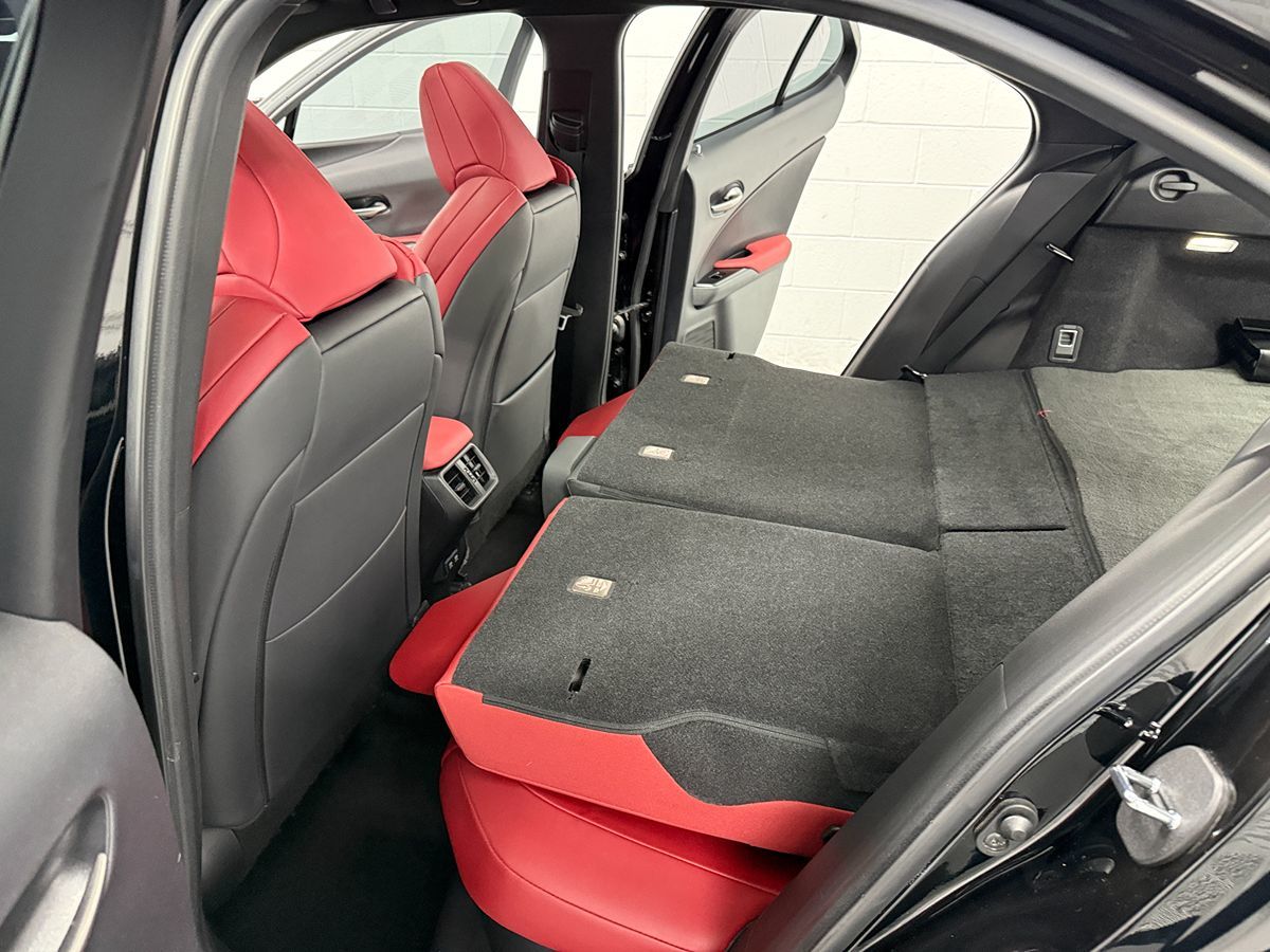 Photo 16 of this Lexus UX 250h