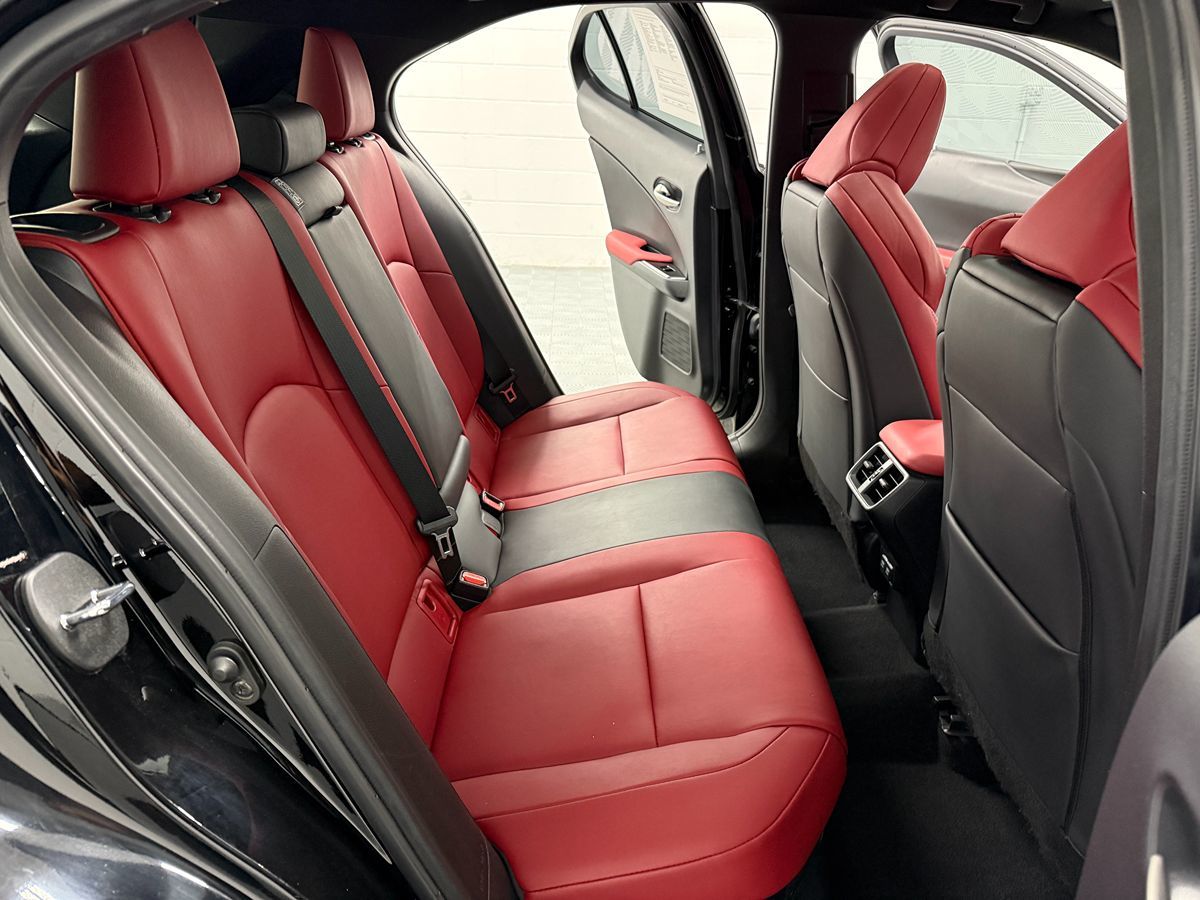 Photo 15 of this Lexus UX 250h