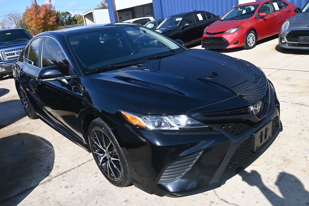 2020 Toyota Camry SE photo 3