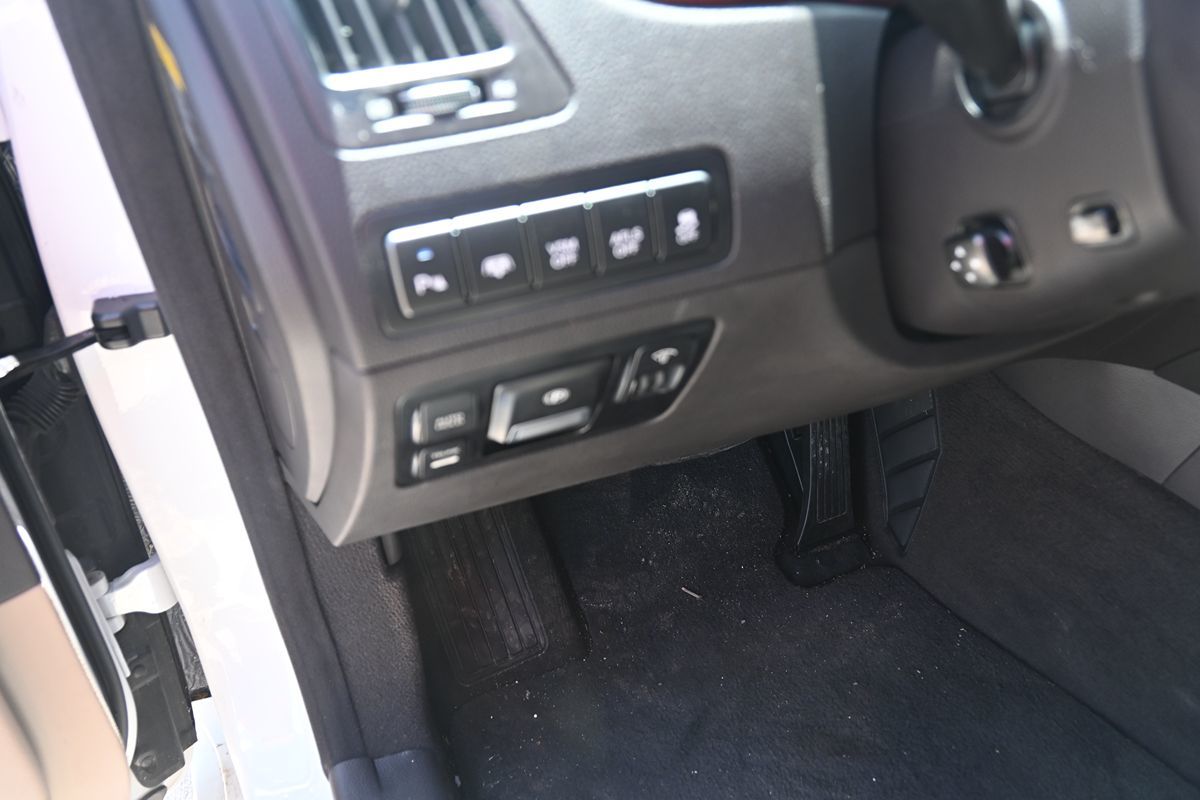 2011 Hyundai Equus Signature photo 2