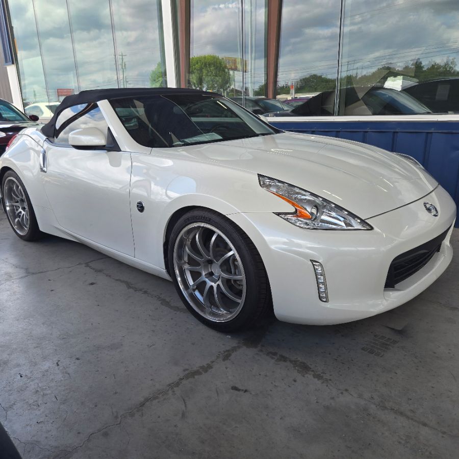 2016 Nissan 370Z Touring photo 4