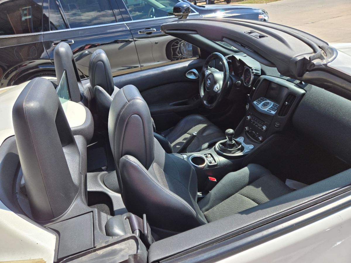 2016 Nissan 370Z Touring photo 2