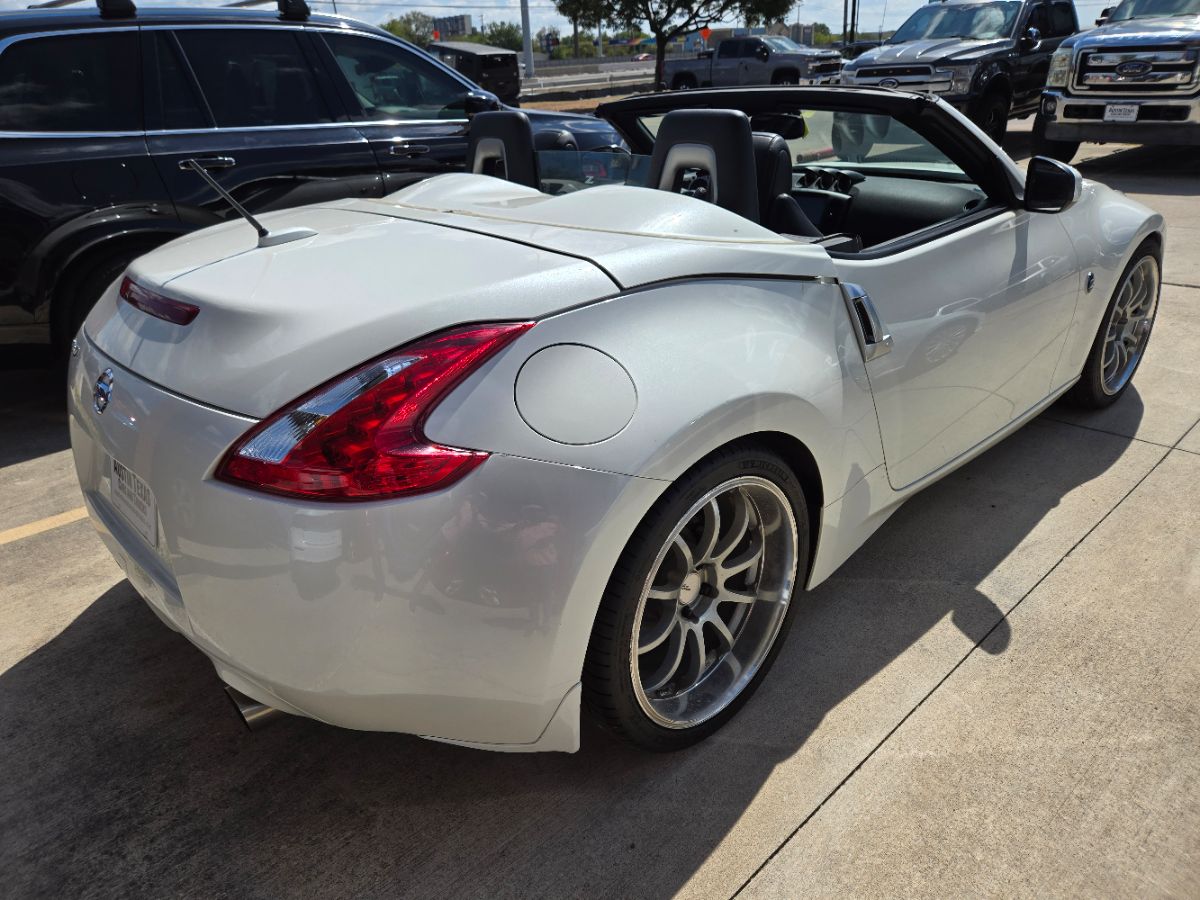 2016 Nissan 370Z Touring photo 3