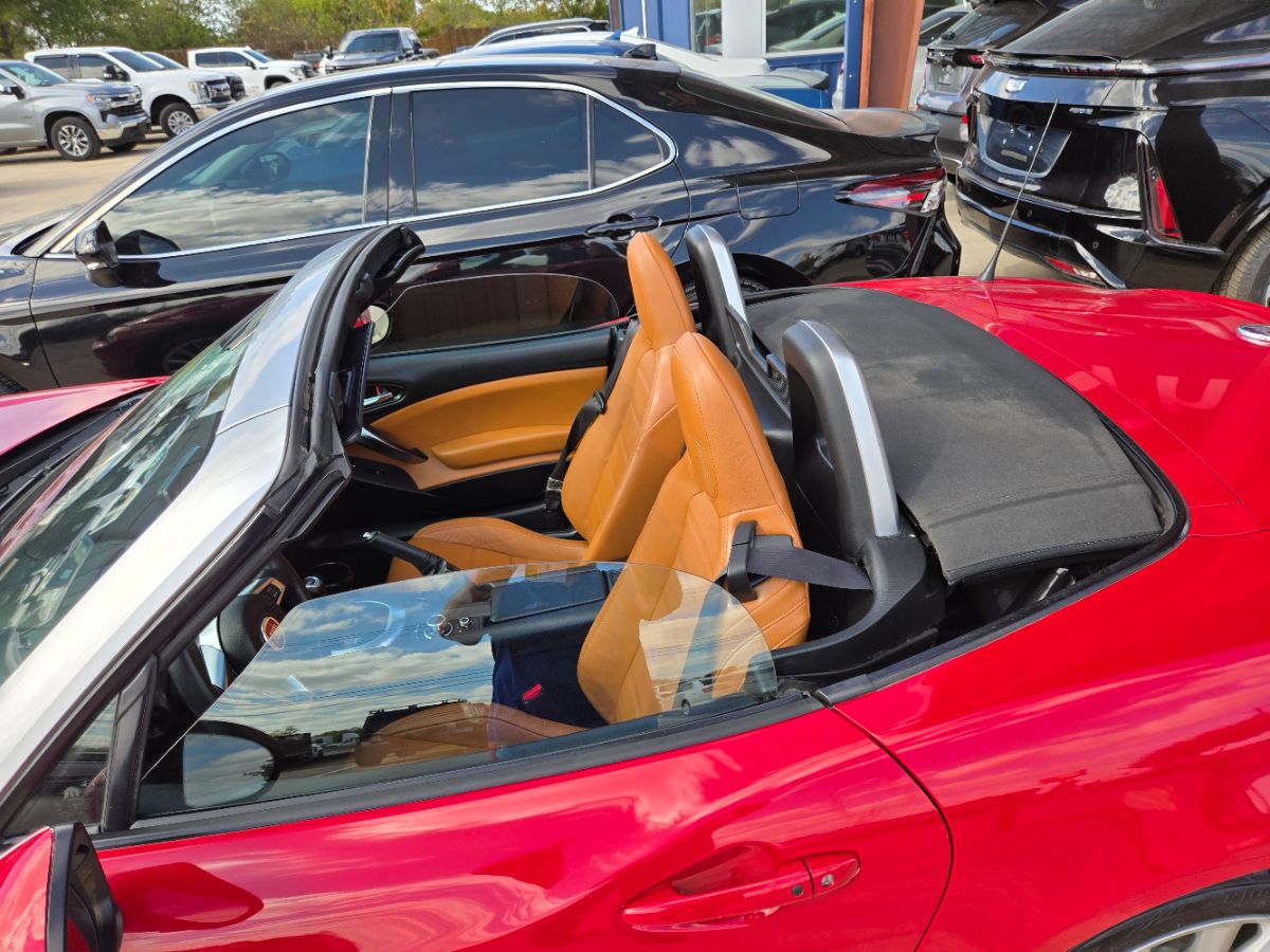 2017 Fiat 124 Spider Lusso photo 3