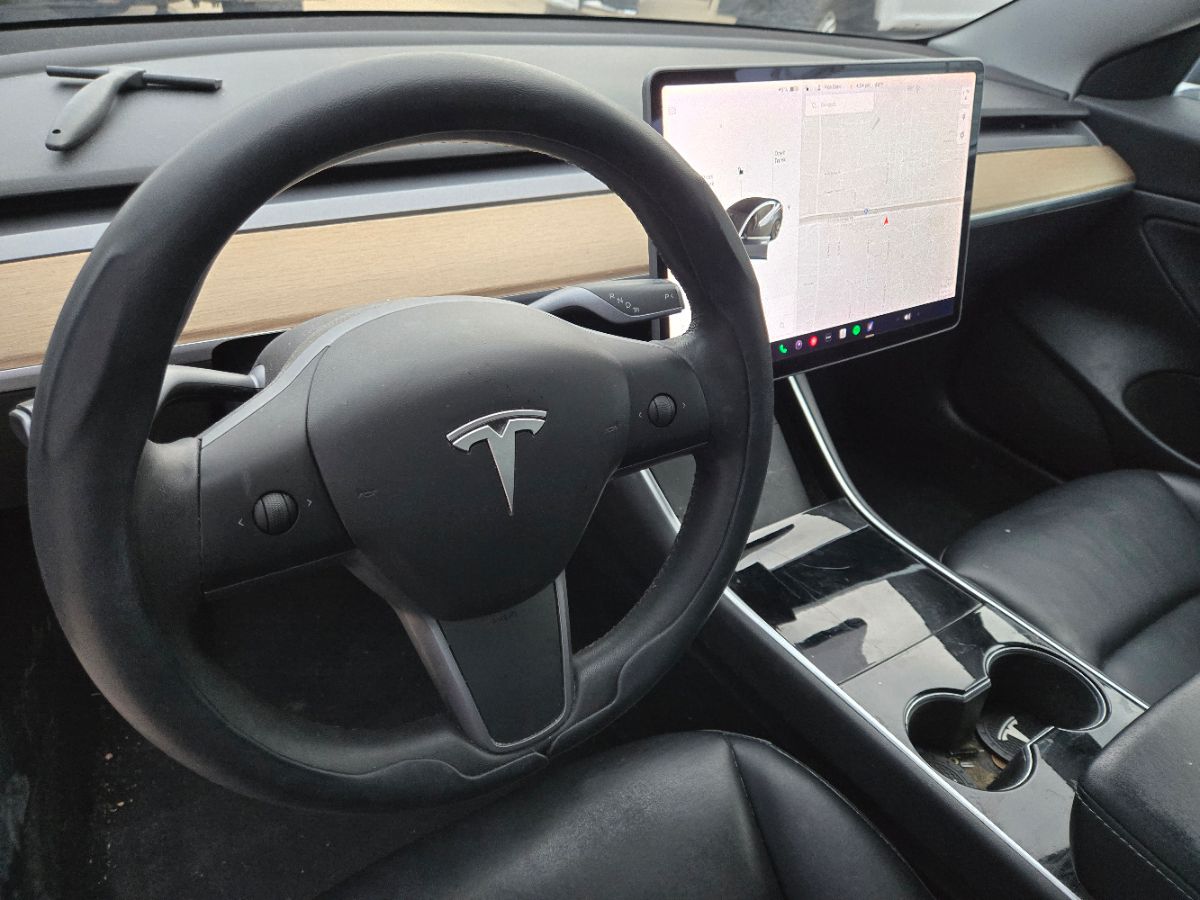 2020 Tesla Model 3 Standard Range Plus photo 2