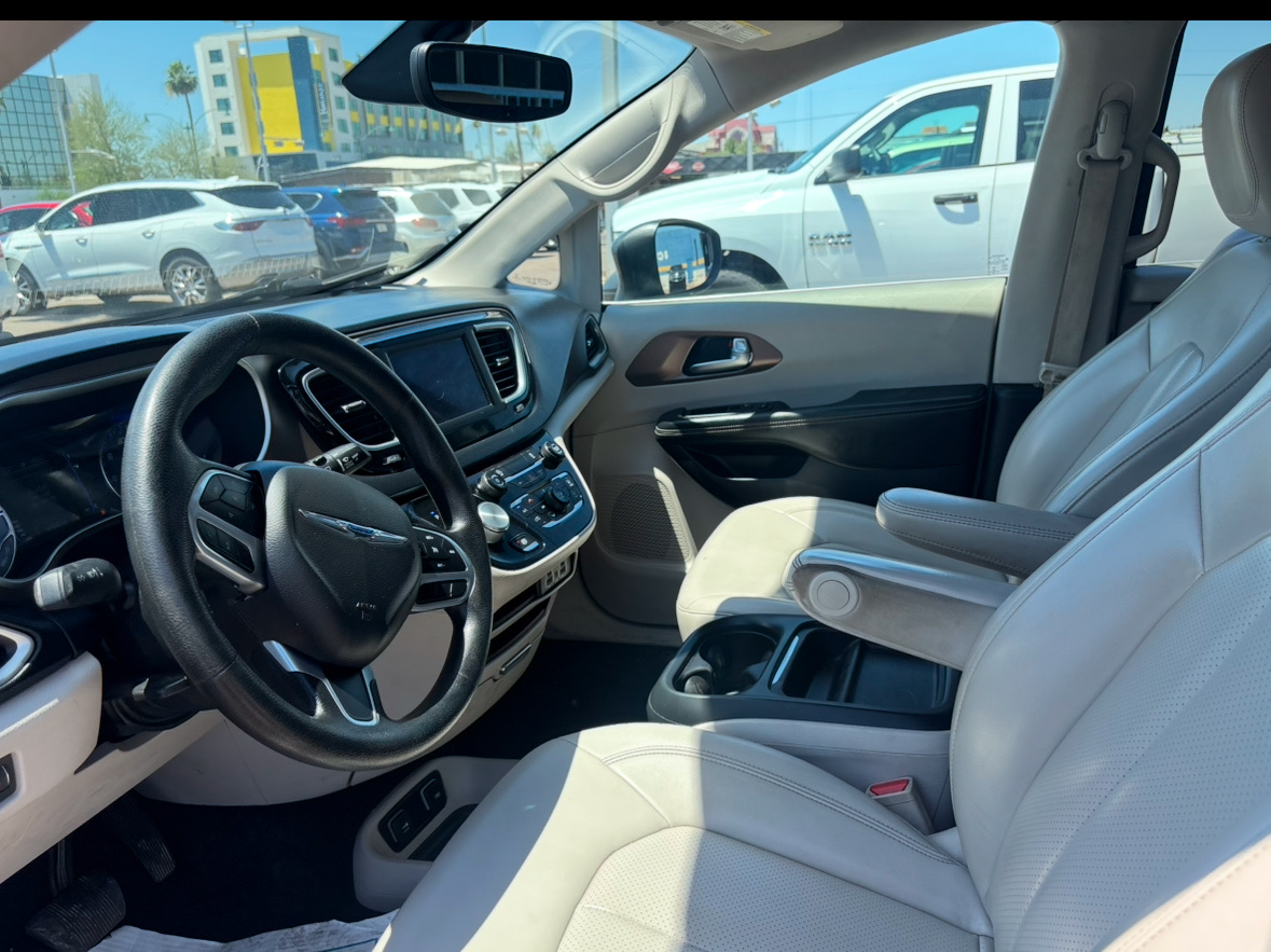 2021 Chrysler Voyager LXI - Photo 2