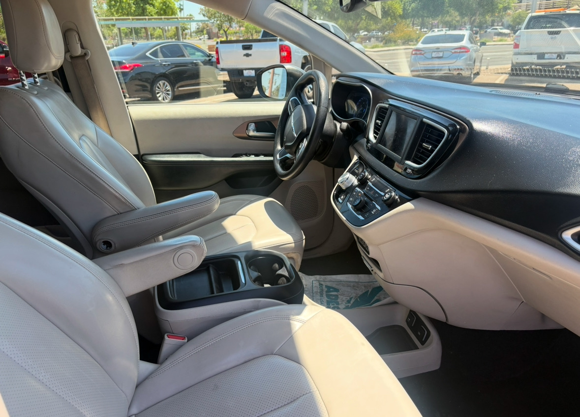 2021 Chrysler Voyager LXI - Photo 3