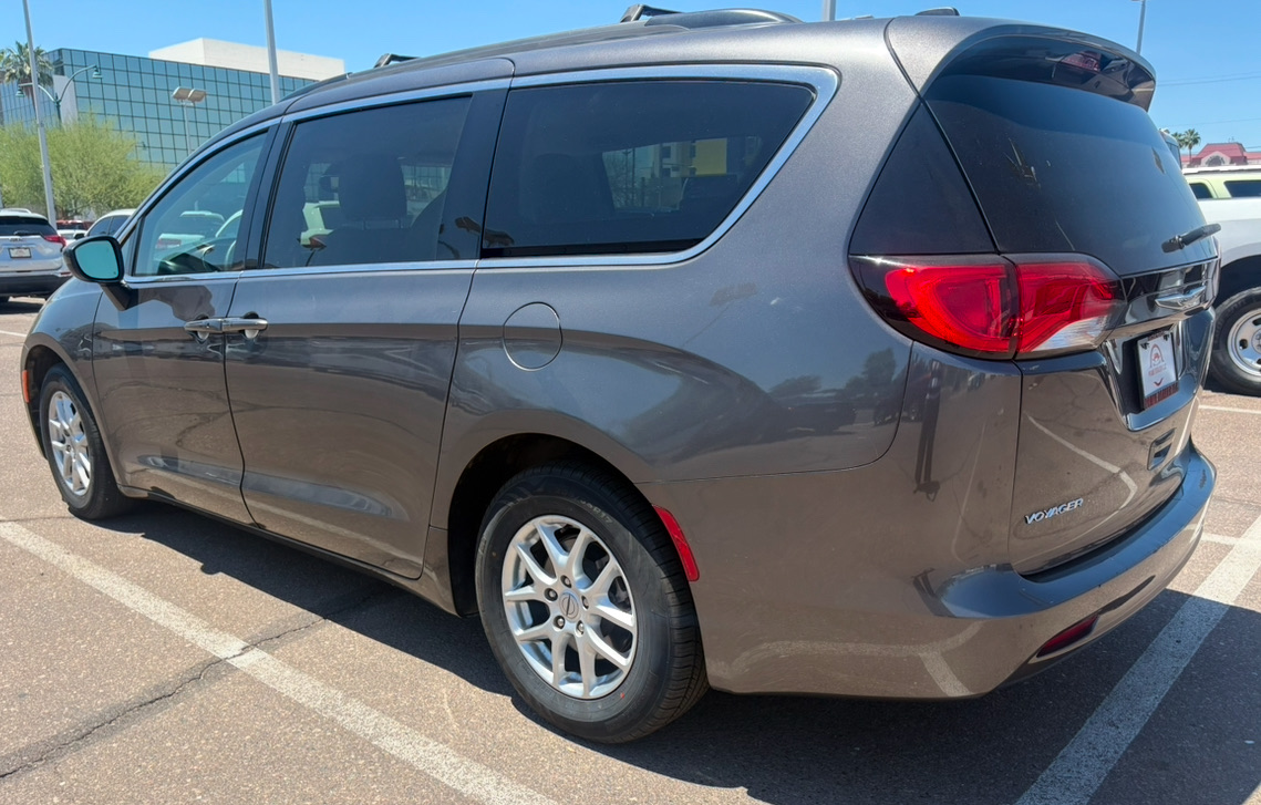 2021 Chrysler Voyager LXI - Photo 6