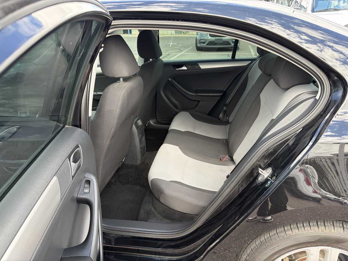 Photo 5 of this Volkswagen Jetta