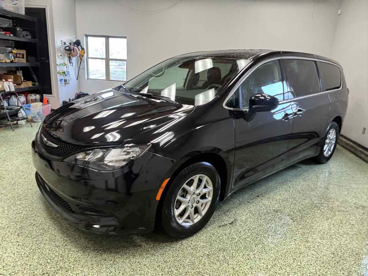 2024 Chrysler Voyager LX - Photo 3