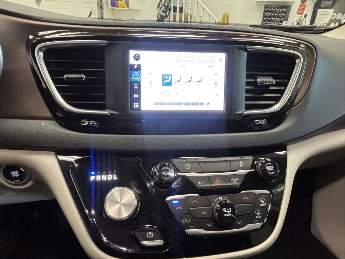 2024 Chrysler Voyager LX - Photo 5