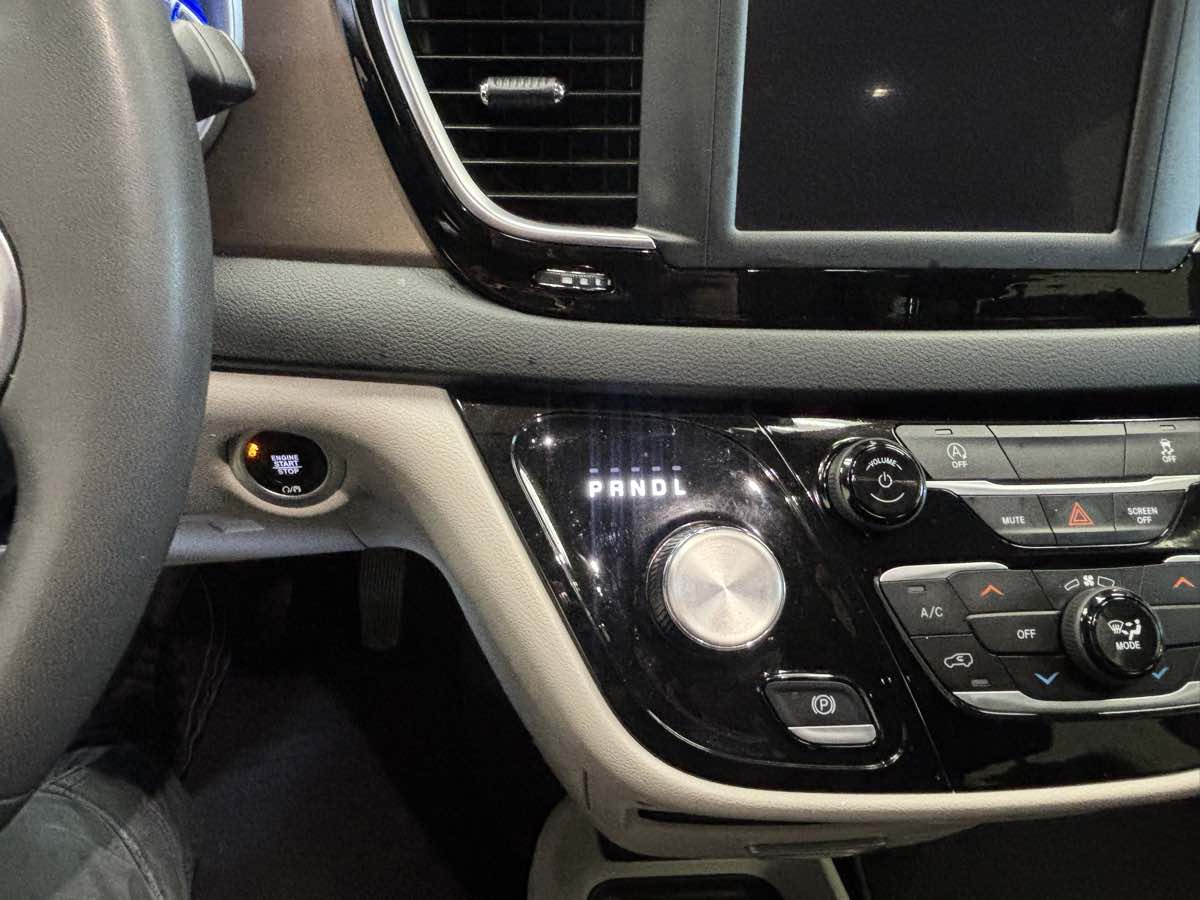 2024 Chrysler Voyager LX - Photo 7