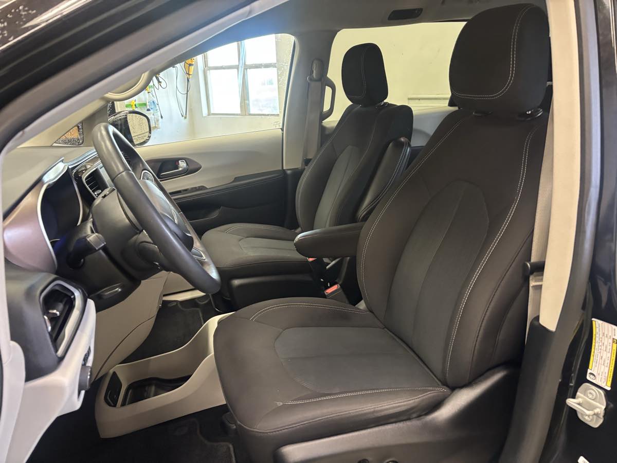 2024 Chrysler Voyager LX - Photo 10