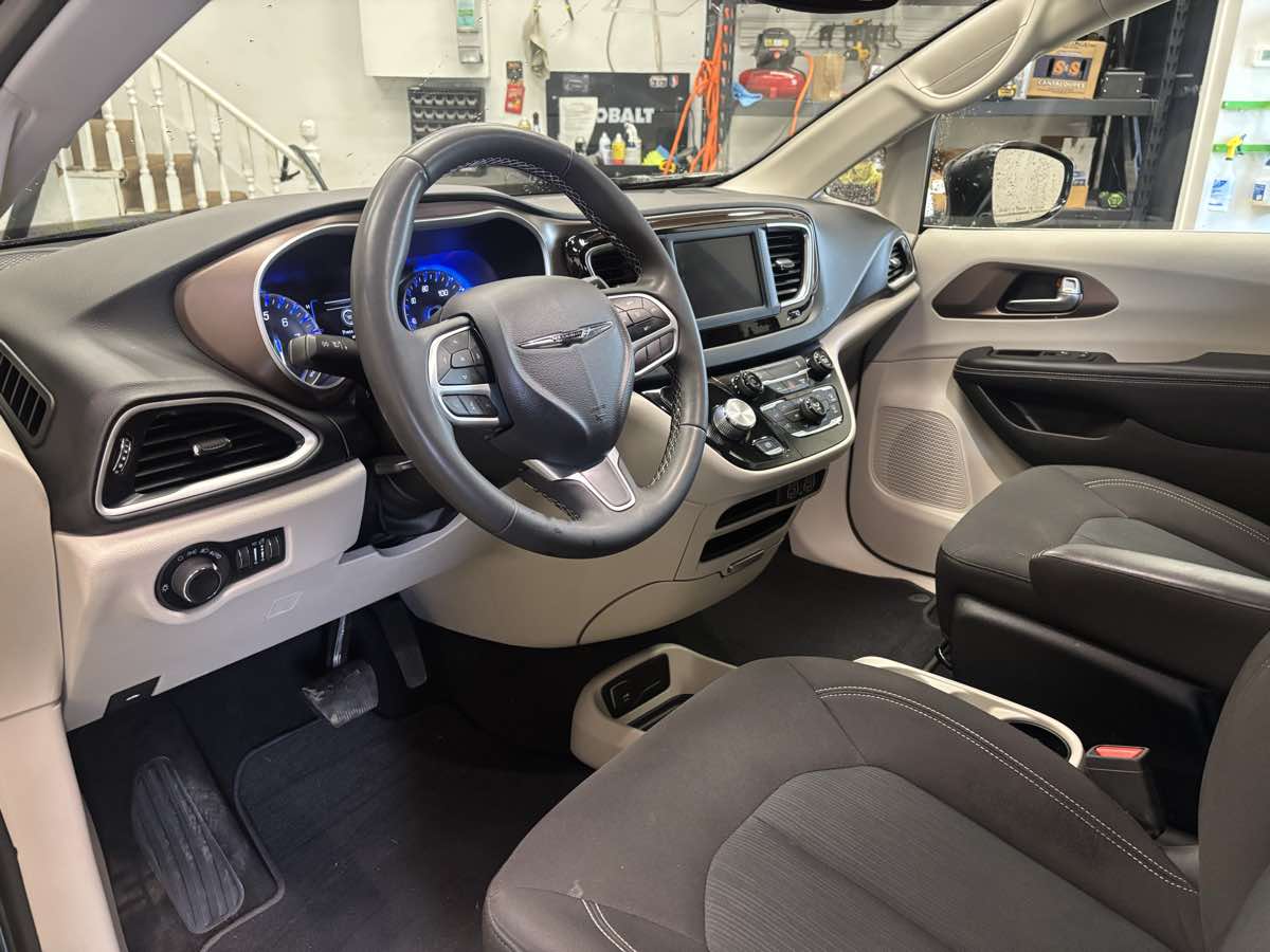 2024 Chrysler Voyager LX - Photo 11