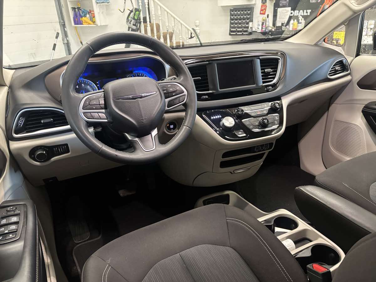 2024 Chrysler Voyager LX - Photo 13