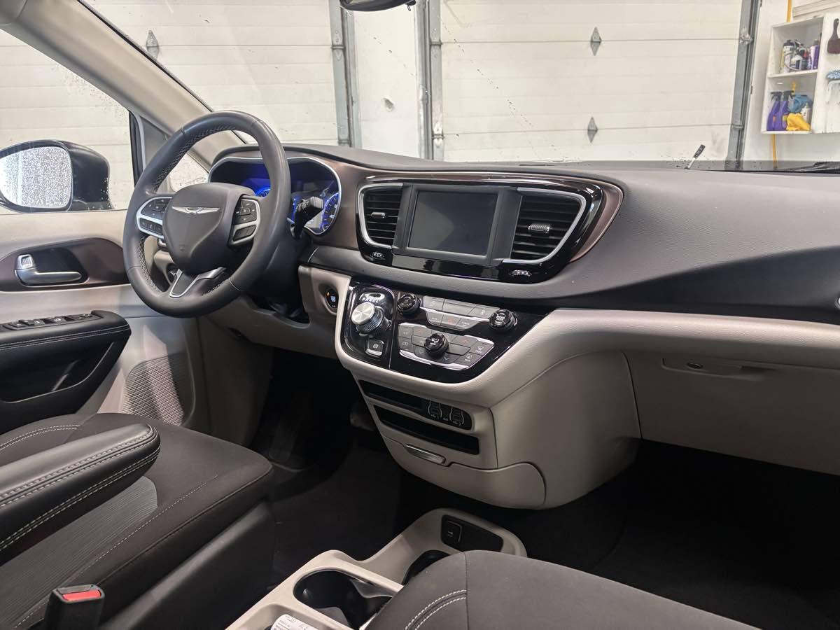 2024 Chrysler Voyager LX - Photo 17