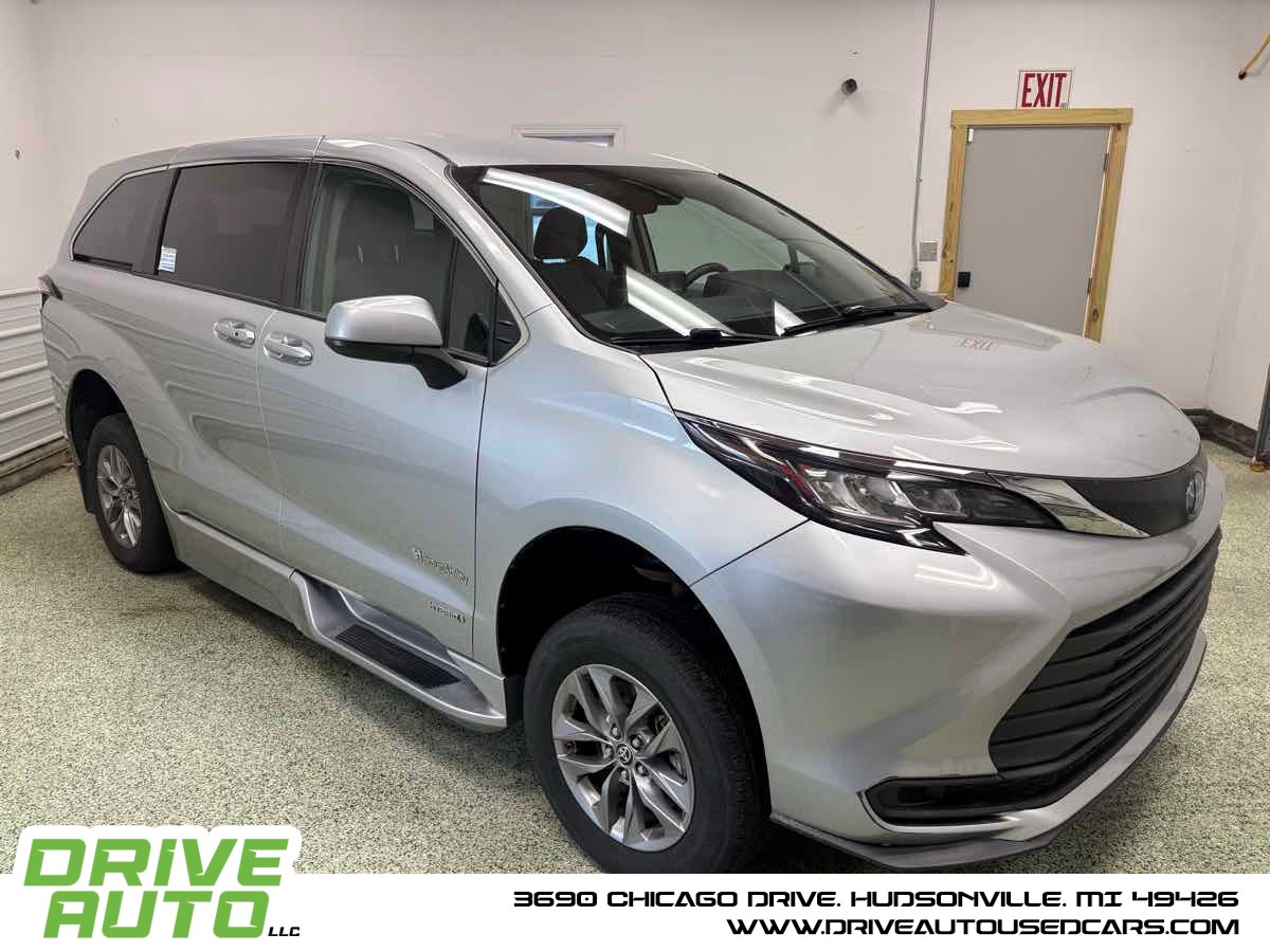 2021 Toyota Sienna LE 8-Passenger Hybrid FWD's photo