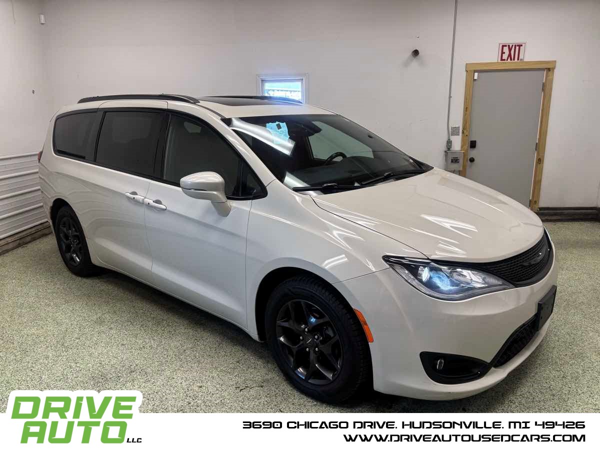 2019 Chrysler Pacifica Limited's photo