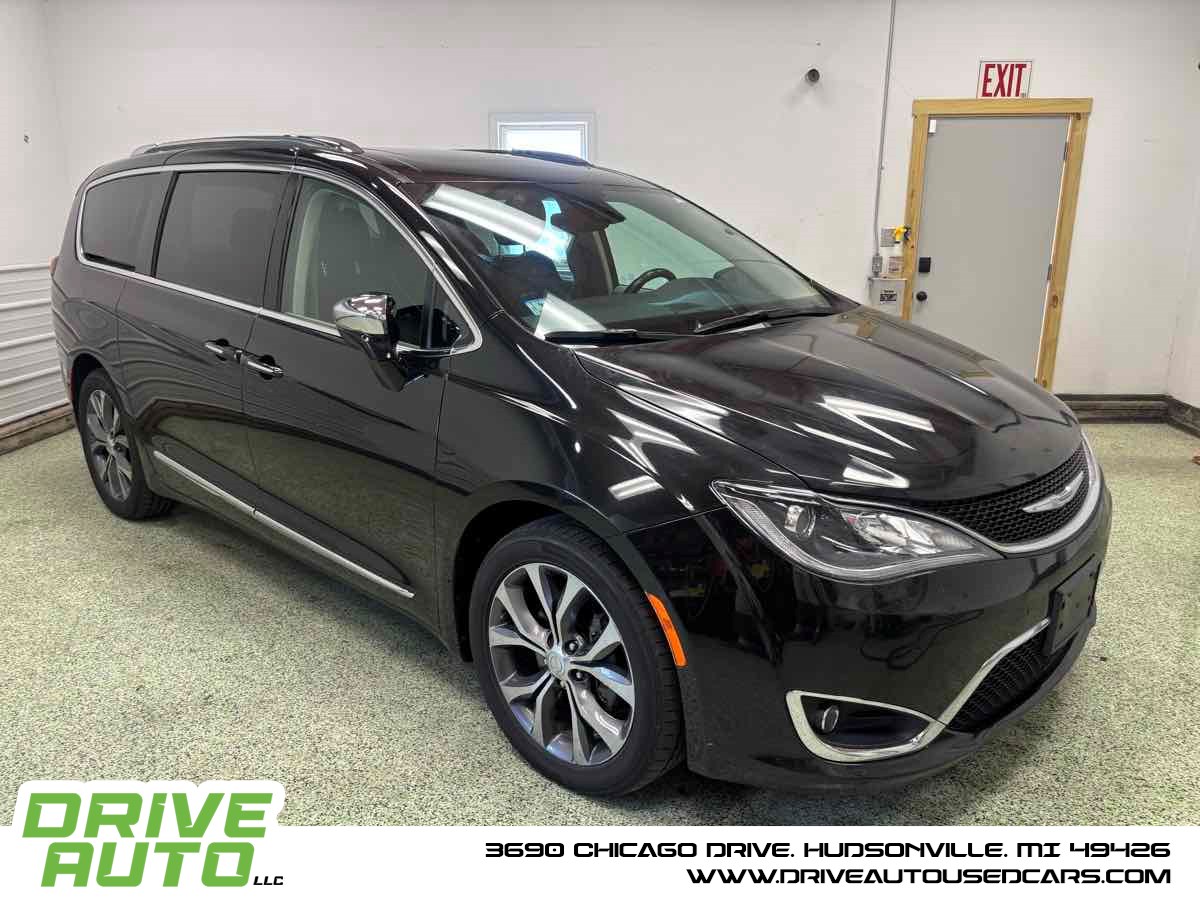 2017 Chrysler Pacifica Limited's photo