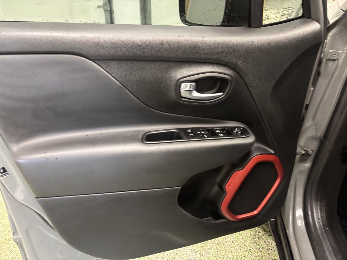 Photo 9 of this Jeep Renegade