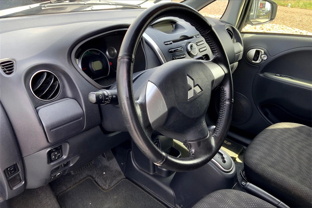 2014 Mitsubishi i-MiEV ES photo 11