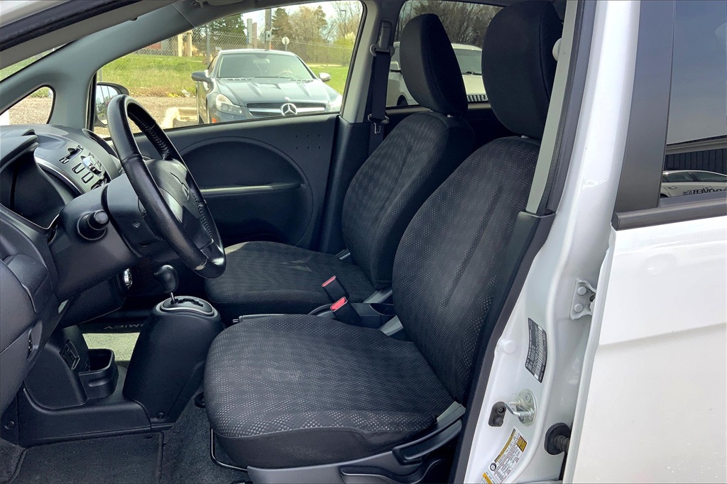 2014 Mitsubishi i-MiEV ES photo 15