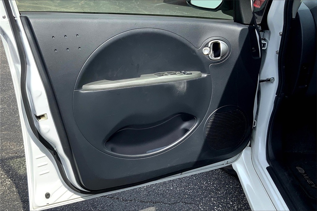 2014 Mitsubishi i-MiEV ES photo 17