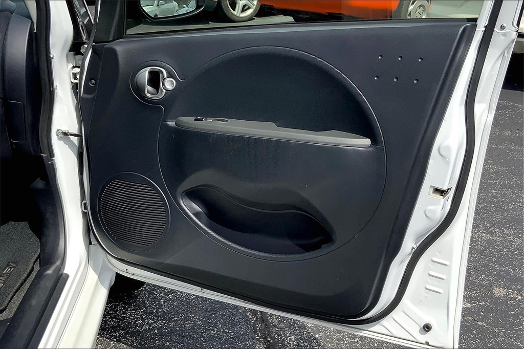 2014 Mitsubishi i-MiEV ES photo 18